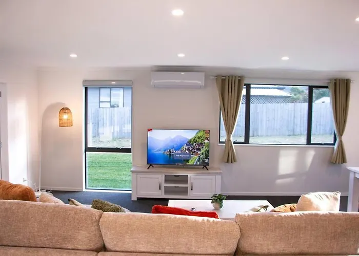 Fabulous 4 Bedrooms House In *