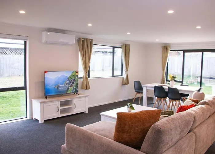 Fabulous 4 Bedrooms House In *